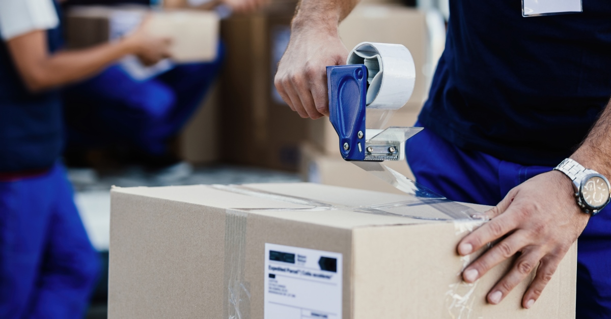 Moving-box closeup deliveryman box 1200x628 1